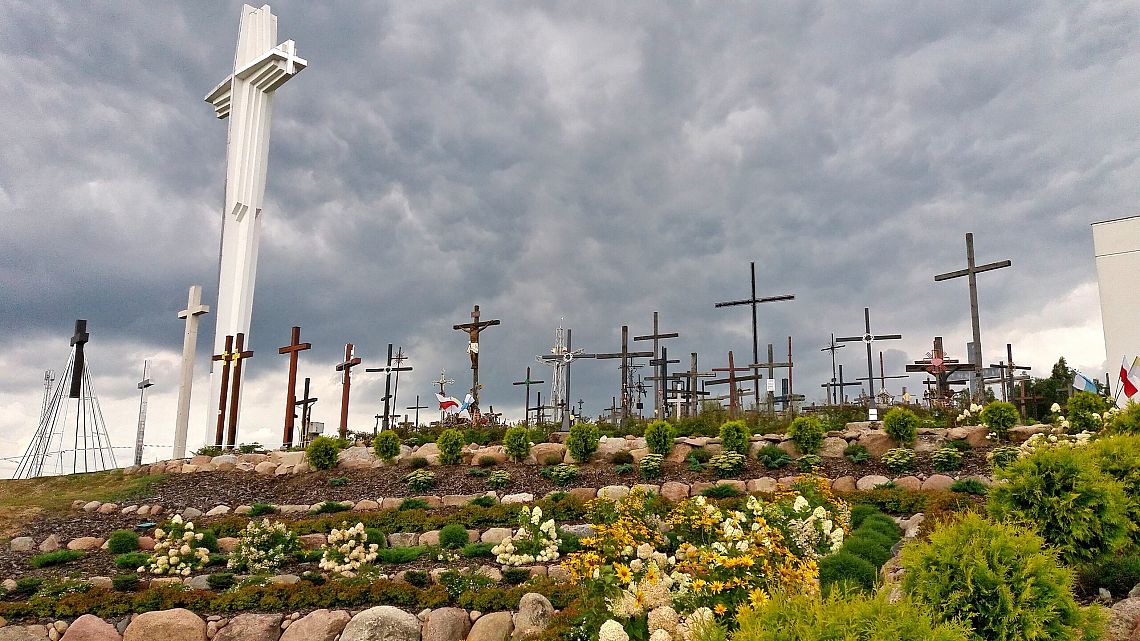 Święta Woda. Na wzgórzu przy sanktuarium Matki Bożej Bolesnej stoi tysiące krzyży. grafika